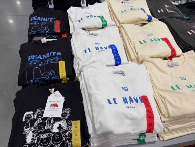 コストコのフルーツオブザルーム製スヌーピーTシャツ売り場の様子