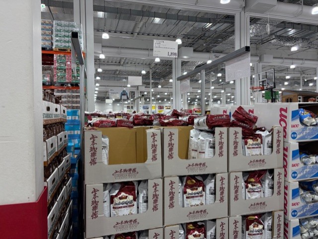 コストコ店内に並ぶ山本珈琲館ヨーロピアンブレンド1kg大容量パックの売り場