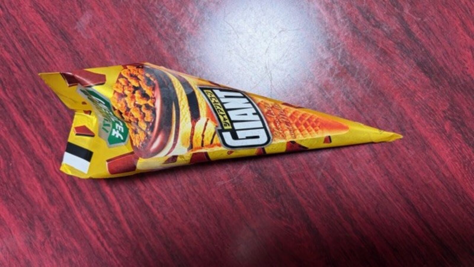 黄色のパッケージのジャイアントコーン（チョコ＆ミルク）