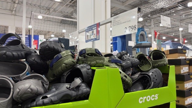 コストコ店舗のクロックスサンダル売り場と店頭販売価格の値札