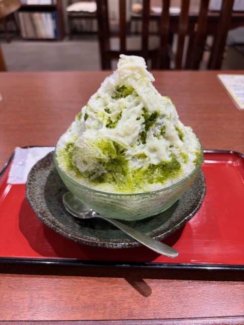 今年初めて食べた、あんこがたっぷり入った抹茶かき氷