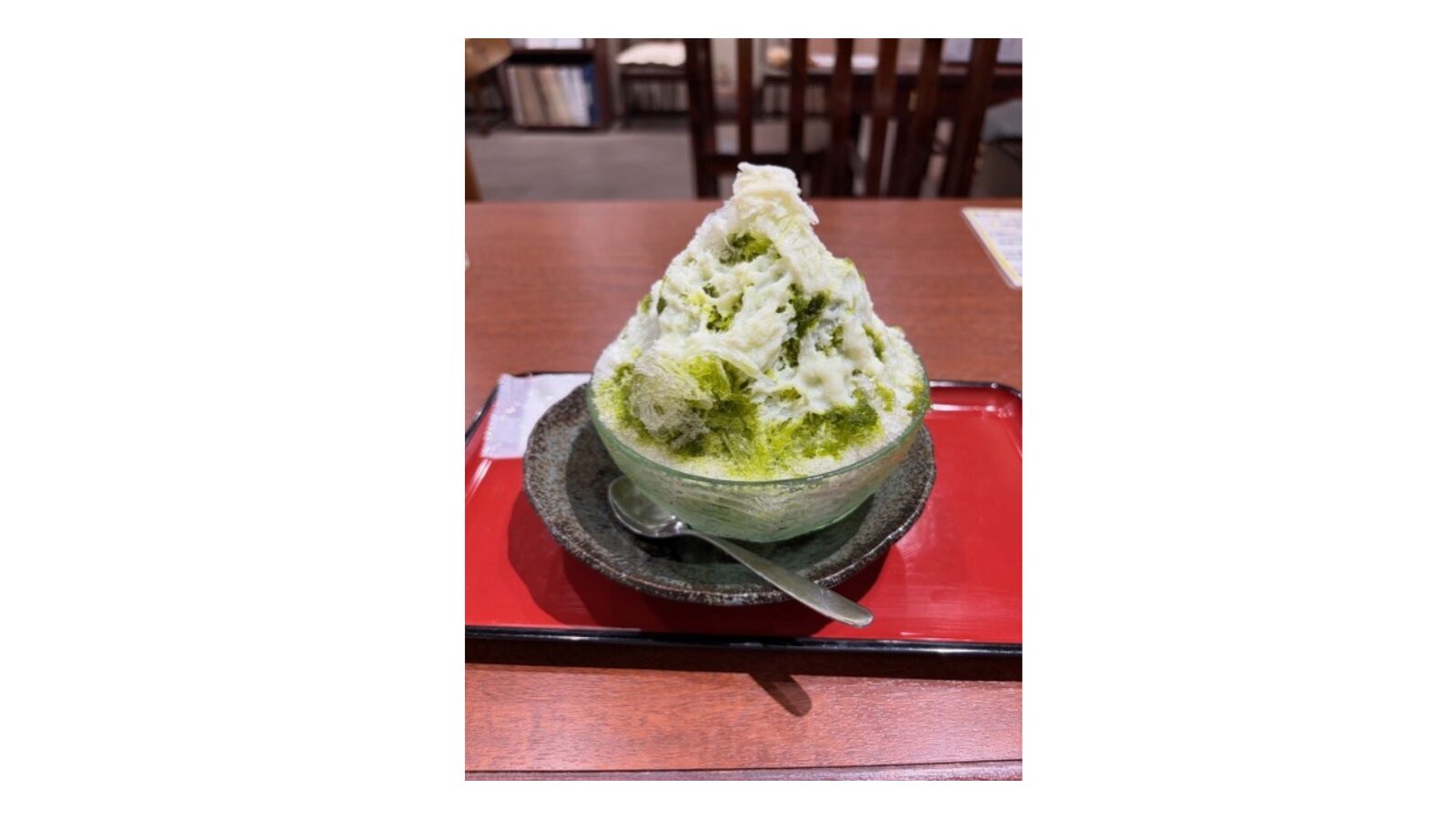 50代ひとり暮らしの休日。美味しそうな抹茶かき氷のイメージ画像