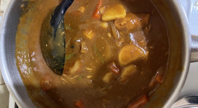鍋で煮込んでいるサバ缶カレー