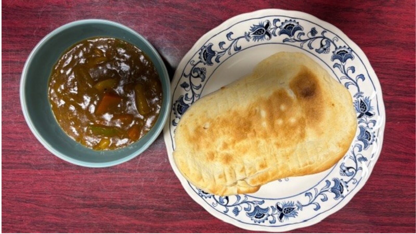 お皿に盛り付けたサバ缶カレーと冷凍ナン