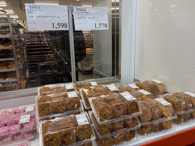 コストコのバラエティクッキーやダークチョコチップクッキー売り場の店頭価格値札