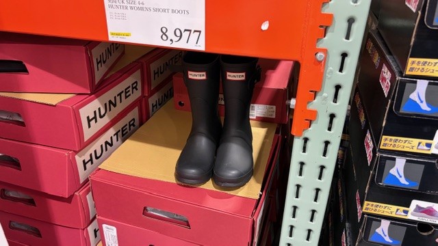 コストコの店頭に並ぶハンターショートレインブーツと値下がり価格が書かれた値札