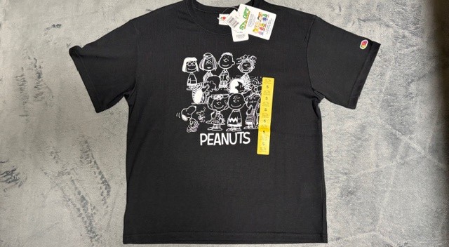 コストコで購入したフルーツオブザルームのスヌーピーTシャツを広げた全体デザイン