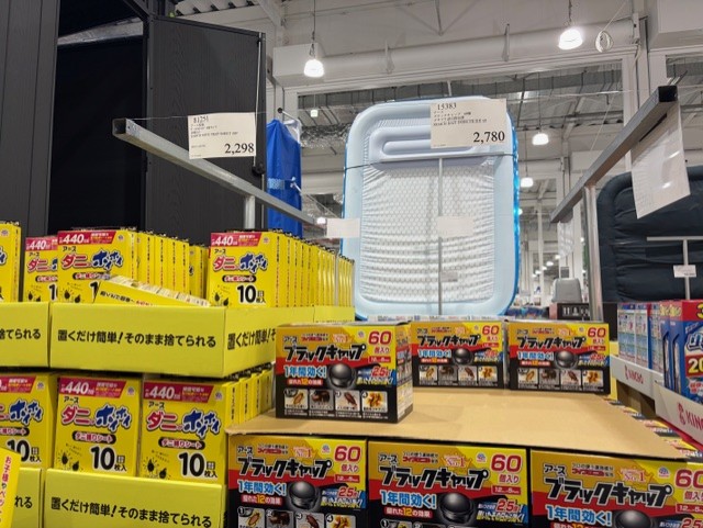 コストコ大容量サイズのアースゴキブリキャップ60個入りとアースダニとりシート10枚セットのパッケージと店頭価格の値札