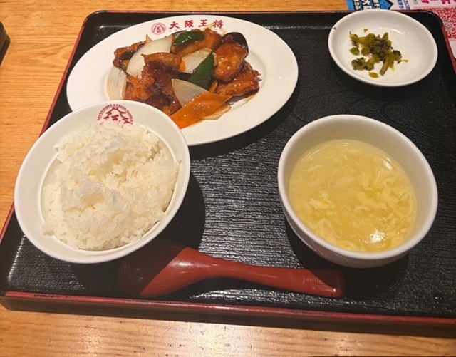 大阪王将で食べた、お肉と野菜がたっぷり入った出来立ての酢豚定食