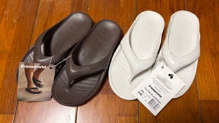 斜めのアングルから撮影したフリーワールドのトングサンダル。白と茶色の色違いの質感がわかるアップの写真。